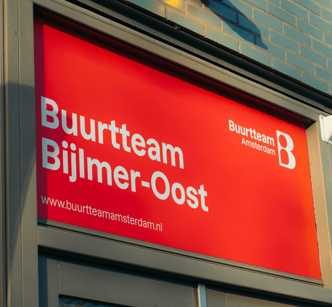 Rood naambord ‘Buurthuis Noorderlicht’ aan de gevel