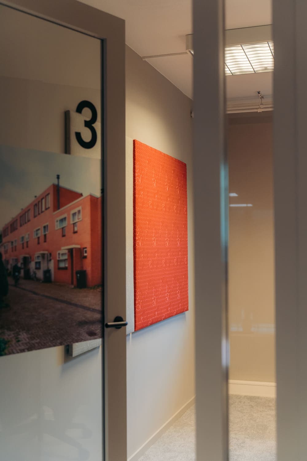 Gang met kamerdeuren in het gebouw van het Buurtteam, waar het spreekuur plaatsvindt